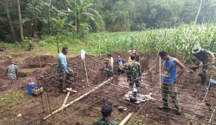 Kodim 0818 Malang-Batu Bersama Warga Bangun Jembatan Gantung Penghubung Pohjejer–Ngembul - Teropong Rakyat