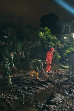 Koramil Bumiaji Bergerak Cepat Tangani Luapan Sungai Krecek, Akses Jalan Antar Dusun di Punten Kembali Terbuka