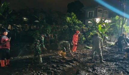 Koramil Bumiaji Bergerak Cepat Tangani Luapan Sungai Krecek, Akses Jalan Antar Dusun di Punten Kembali Terbuka - Teropong Rakyat