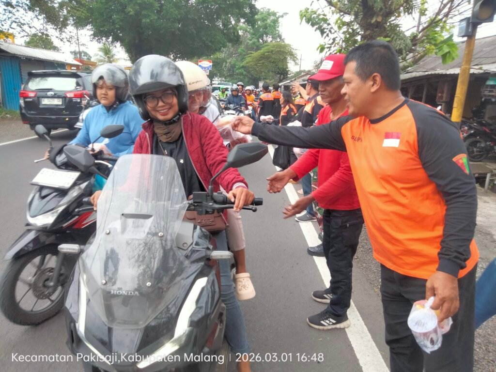 Portal Berita Indonesia dan Dunia Terkini Hari Ini, Update Harian Terbaru, Terlengkap, Tajam, Aktual dan Berimbang. Relawan Kresna 384 Bagikan 250 Takjil di Kebonagung, Rutin Digelar Selama 10 Tahun - Teropong Rakyat