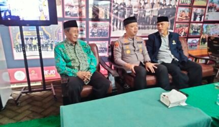 Senkom Bersama Kapolres Malang Berbagi Takjil di Rest Area Pakisaji - Teropong Rakyat