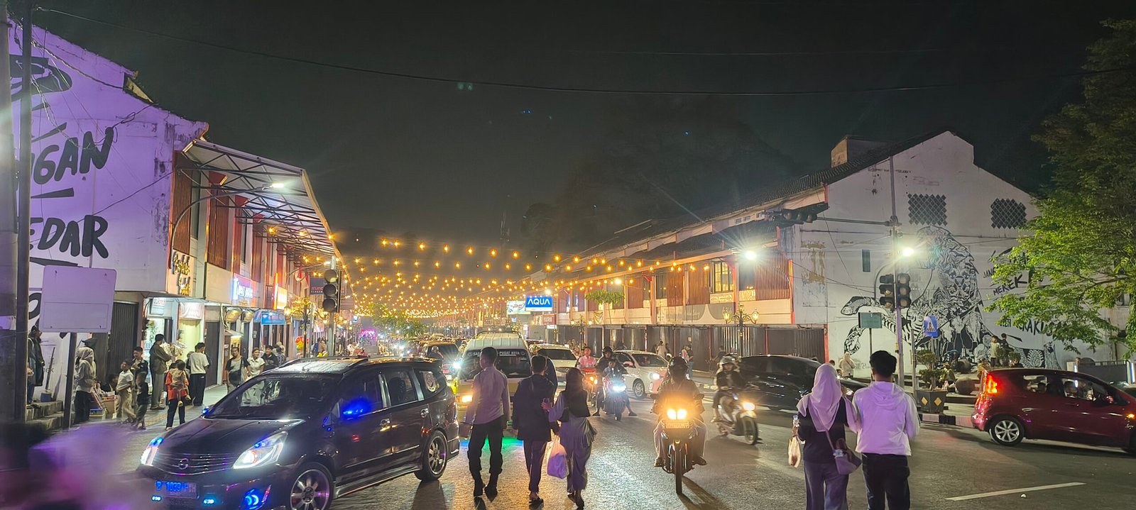 Dari Rekreasi hingga Silaturahmi, Alun-Alun Kuningan Dipadati Pengunjung saat Lebaran - Teropong Rakyat