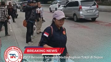 FWJI Bersama Sejumlah Media Bagikan Takjil di Depan Polres Jakarta Utara