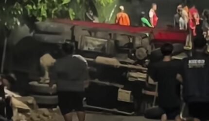 Truk Sawit Terguling di Jalan Manunggal, Akses Warga Sempat Lumpuh - Teropong Rakyat