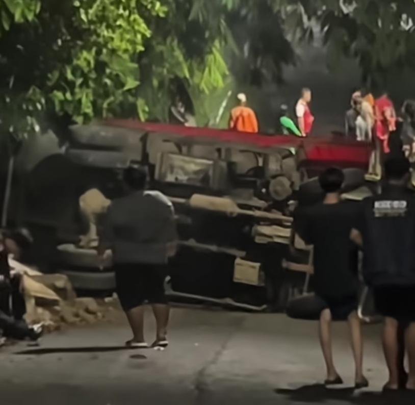 Portal Berita Indonesia dan Dunia Terkini Hari Ini, Update Harian Terbaru, Terlengkap, Tajam, Aktual dan Berimbang. Truk Sawit Terguling di Jalan Manunggal, Akses Warga Sempat Lumpuh - Teropong Rakyat