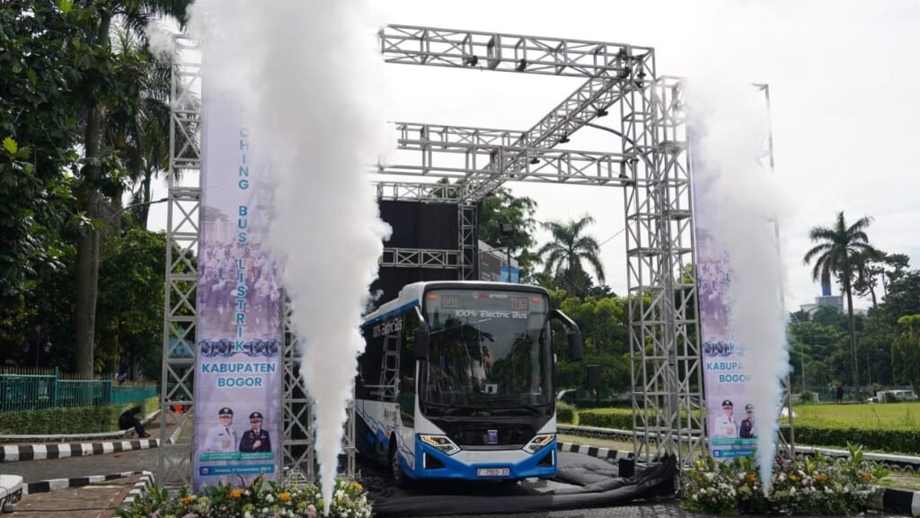 Portal Berita Indonesia dan Dunia Terkini Hari Ini, Update Harian Terbaru, Terlengkap, Tajam, Aktual dan Berimbang. Gratis 3 Bulan! Pemkab Bogor Uji Coba “KaBogor Bus Listrik”, Dorong Transportasi Ramah Lingkungan - Teropong Rakyat