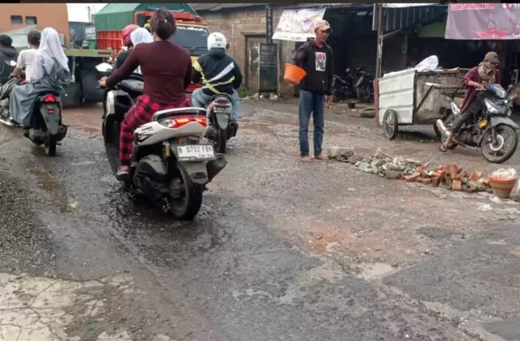Jalan MT Haryono Setu Rusak Parah, Pengguna Jalan Khawatir - Teropong Rakyat