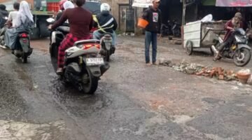 Jalan MT Haryono Setu Rusak Parah, Pengguna Jalan Khawatir