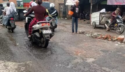Jalan MT Haryono Setu Rusak Parah, Pengguna Jalan Khawatir - Teropong Rakyat