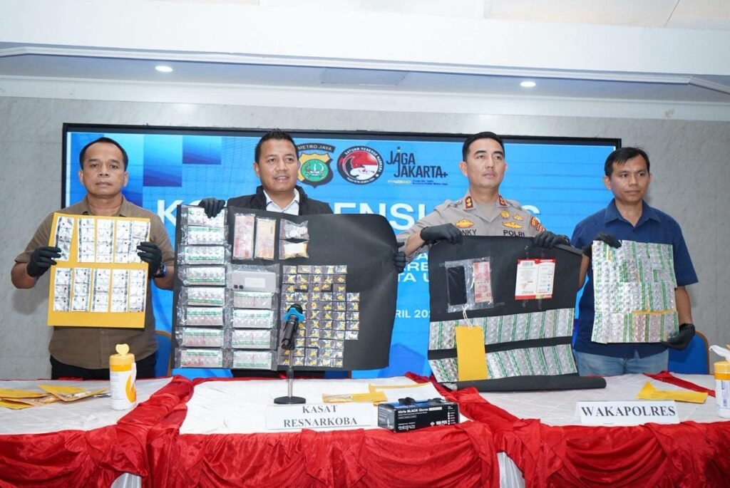 Portal Berita Indonesia dan Dunia Terkini Hari Ini, Update Harian Terbaru, Terlengkap, Tajam, Aktual dan Berimbang. 14.360 Butir Obat Berbahaya Disita, Polres Jakut Amankan 14 Tersangka - Teropong Rakyat