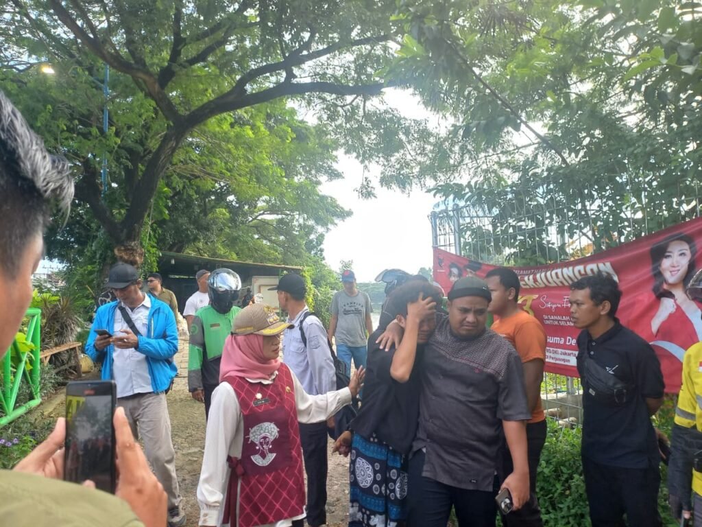 Portal Berita Indonesia dan Dunia Terkini Hari Ini, Update Harian Terbaru, Terlengkap, Tajam, Aktual dan Berimbang. Pemkot Jakbar Beri Santunan untuk Keluarga Bocah Tenggelam di Cengkareng Drain - Teropong Rakyat