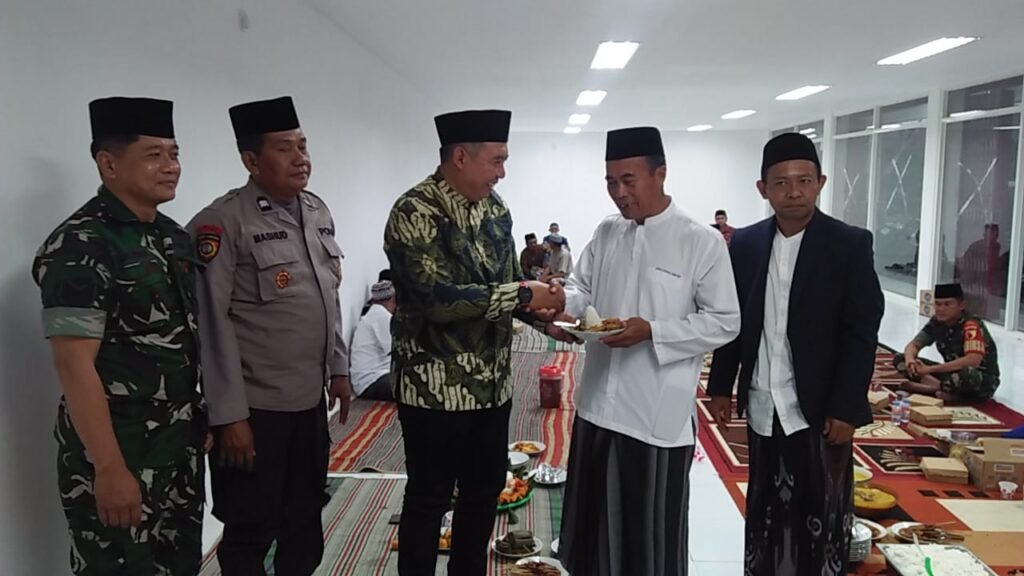 Portal Berita Indonesia dan Dunia Terkini Hari Ini, Update Harian Terbaru, Terlengkap, Tajam, Aktual dan Berimbang. Syukuran Peresmian Gedung KDKMP Desa Karanganyar, Warga Perkuat Gotong Royong dan Ekonomi Desa - Teropong Rakyat