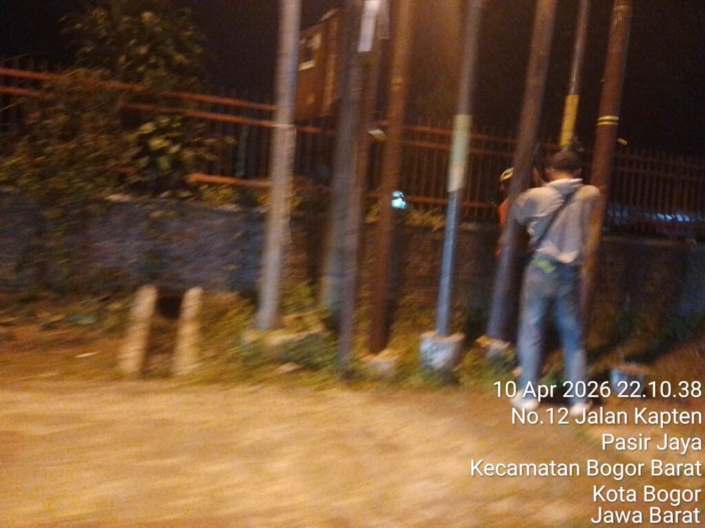 Diduga  Pemasangan Tiang Fiber Ilegal di Bogor - Teropong Rakyat