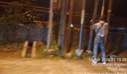 Diduga  Pemasangan Tiang Fiber Ilegal di Bogor - Teropong Rakyat