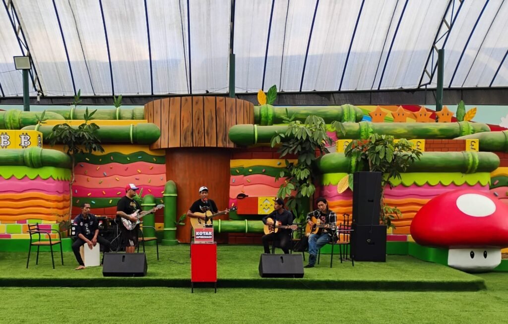 Portal Berita Indonesia dan Dunia Terkini Hari Ini, Update Harian Terbaru, Terlengkap, Tajam, Aktual dan Berimbang. Wadahi Pengamen Penyandang Disabilitas dan Musisi Kota Batu, Mikutopia Berikan Ruang Ekspresi Lewat Live Musik - Teropong Rakyat
