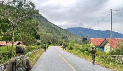Patroli Humanis di Puncak Jaya: Satgas Damai Cartenz Bangun Kepercayaan Warga dari Kampung ke Kampung - Teropong Rakyat