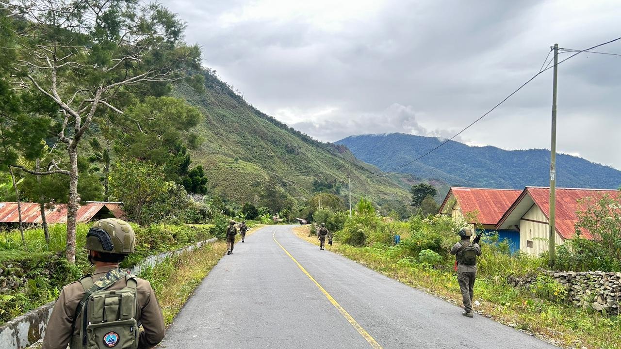 Patroli Humanis di Puncak Jaya: Satgas Damai Cartenz Bangun Kepercayaan Warga dari Kampung ke Kampung