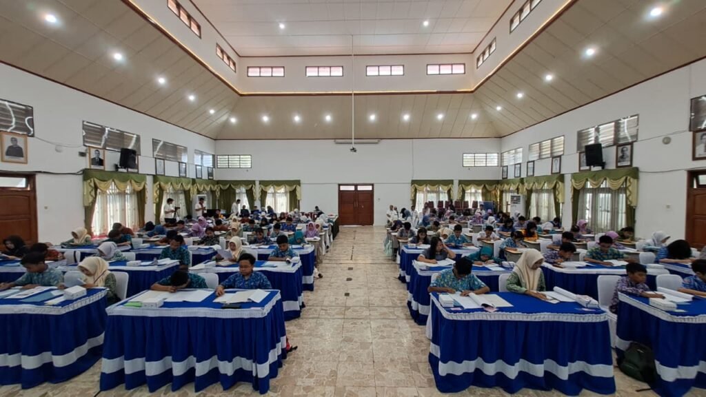Portal Berita Indonesia dan Dunia Terkini Hari Ini, Update Harian Terbaru, Terlengkap, Tajam, Aktual dan Berimbang. Ratusan Siswa MTsN dan SMP Mengikuti Smart Competition di SMAN 2 Kota Malang - Teropong Rakyat