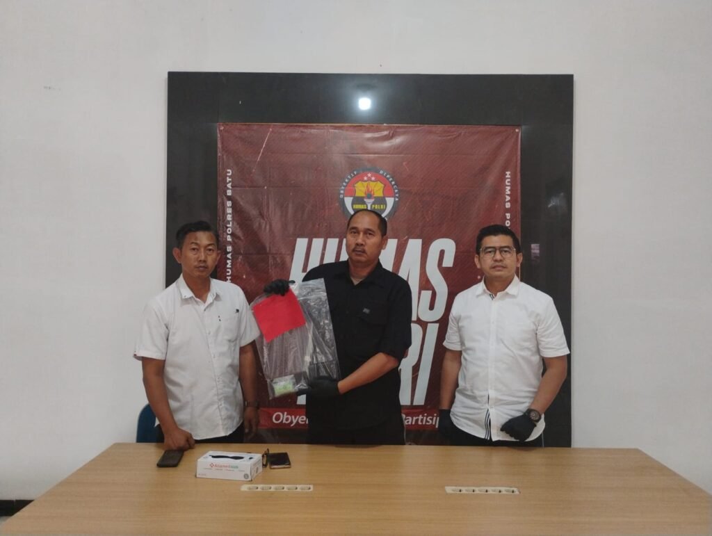 Portal Berita Indonesia dan Dunia Terkini Hari Ini, Update Harian Terbaru, Terlengkap, Tajam, Aktual dan Berimbang. Keberhasilan Satresnarkoba Polres Batu, Ungkap Kasus Peredaran Narkoba Jenis Pil Ekstasi 40 Butir Patut Diacungi Jempol - Teropong Rakyat