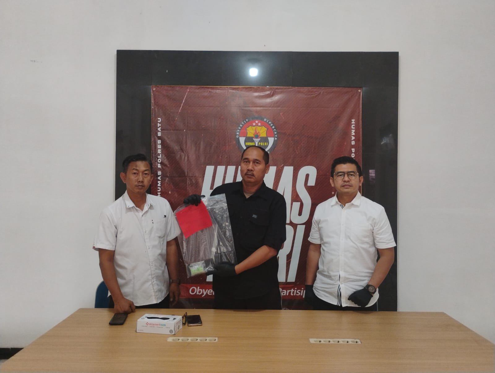 Keberhasilan Satresnarkoba Polres Batu, Ungkap Kasus Peredaran Narkoba Jenis Pil Ekstasi 40 Butir Patut Diacungi Jempol