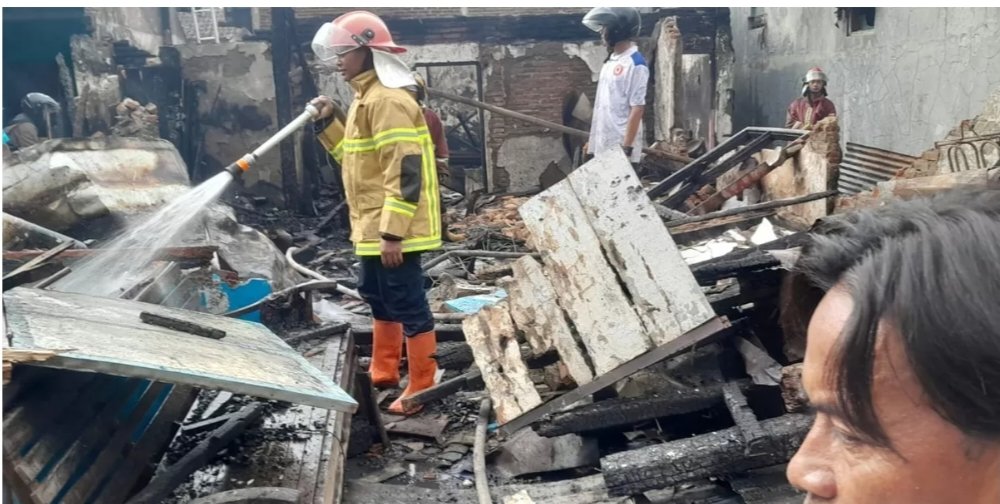 Portal Berita Indonesia dan Dunia Terkini Hari Ini, Update Harian Terbaru, Terlengkap, Tajam, Aktual dan Berimbang. Kebakaran Rumah di Randudongkal Pemalang, Diduga Akibat Korsleting Listrik - Teropong Rakyat