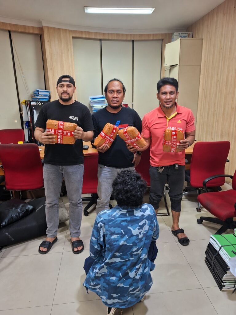 Portal Berita Indonesia dan Dunia Terkini Hari Ini, Update Harian Terbaru, Terlengkap, Tajam, Aktual dan Berimbang. Polisi Tangkap Pengedar Ganja 3,6 Kg di Tanah Abang, Jaringan Masih Dikembangkan - Teropong Rakyat