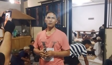 Warga Berbondong-bondong Datangi Rumah Kepala Desa Cibuyur, Minta Yoyok Kusnodo Lanjutkan Kepemimpinan - Teropong Rakyat