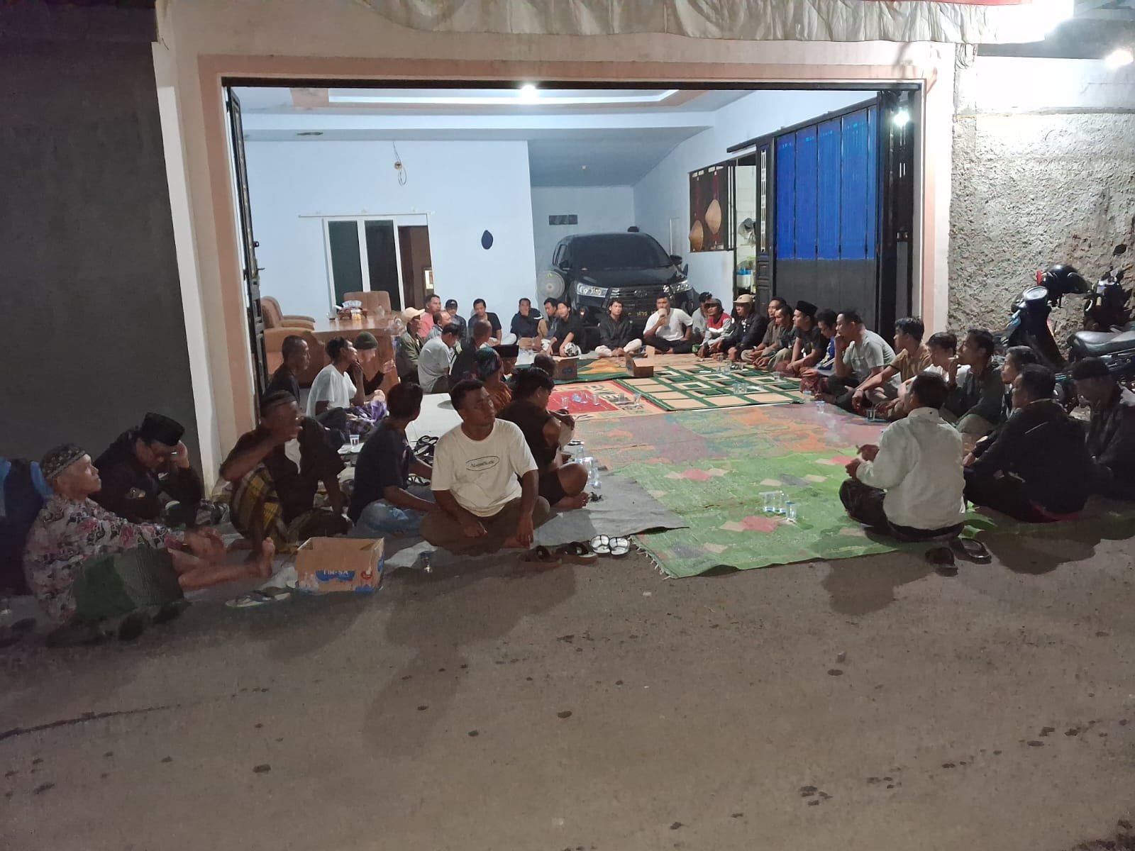 Warga Berbondong-bondong Datangi Rumah Kepala Desa Cibuyur, Minta Yoyok Kusnodo Lanjutkan Kepemimpinan - Teropong Rakyat