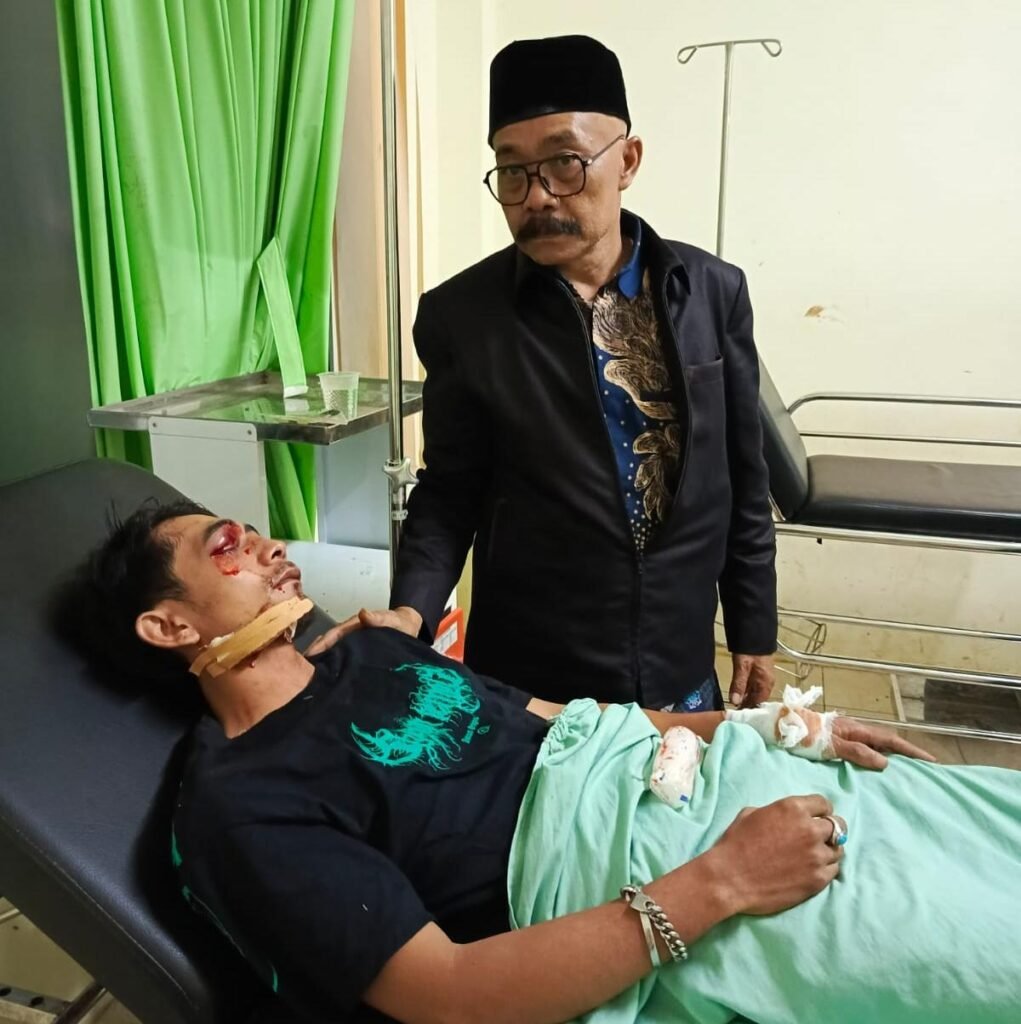 Portal Berita Indonesia dan Dunia Terkini Hari Ini, Update Harian Terbaru, Terlengkap, Tajam, Aktual dan Berimbang. Aksi Brutal di Gununghalu, Wartawan Jadi Korban Penganiayaan dan Ancaman Golok - Teropong Rakyat