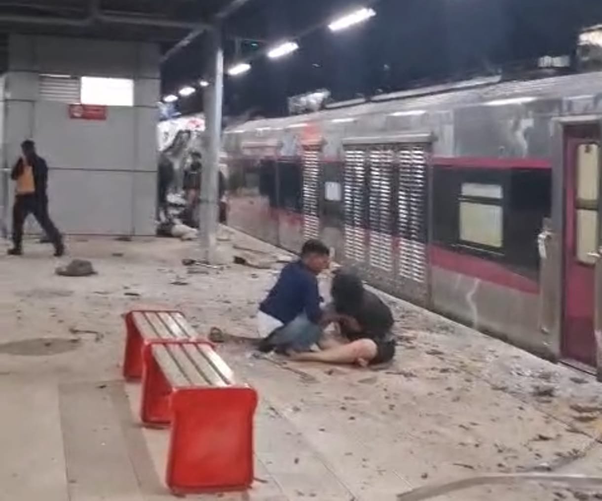 KRL Diseruduk KA Argo Bromo Anggrek di Bekasi Timur, Penumpang Terjepit - Teropong Rakyat