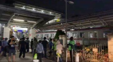 KRL Diseruduk KA Argo Bromo Anggrek di Bekasi Timur, Penumpang Terjepit