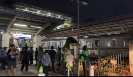 KRL Diseruduk KA Argo Bromo Anggrek di Bekasi Timur, Penumpang Terjepit - Teropong Rakyat