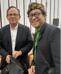Foto kiri-kanan : Prof. Dr. Komarudin Hidayat Ketua Dewan Pers dan Penulis.