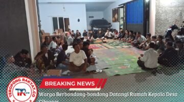 Warga Berbondong-bondong Datangi Rumah Kepala Desa Cibuyur