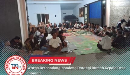 Warga Berbondong-bondong Datangi Rumah Kepala Desa Cibuyur - Teropong Rakyat