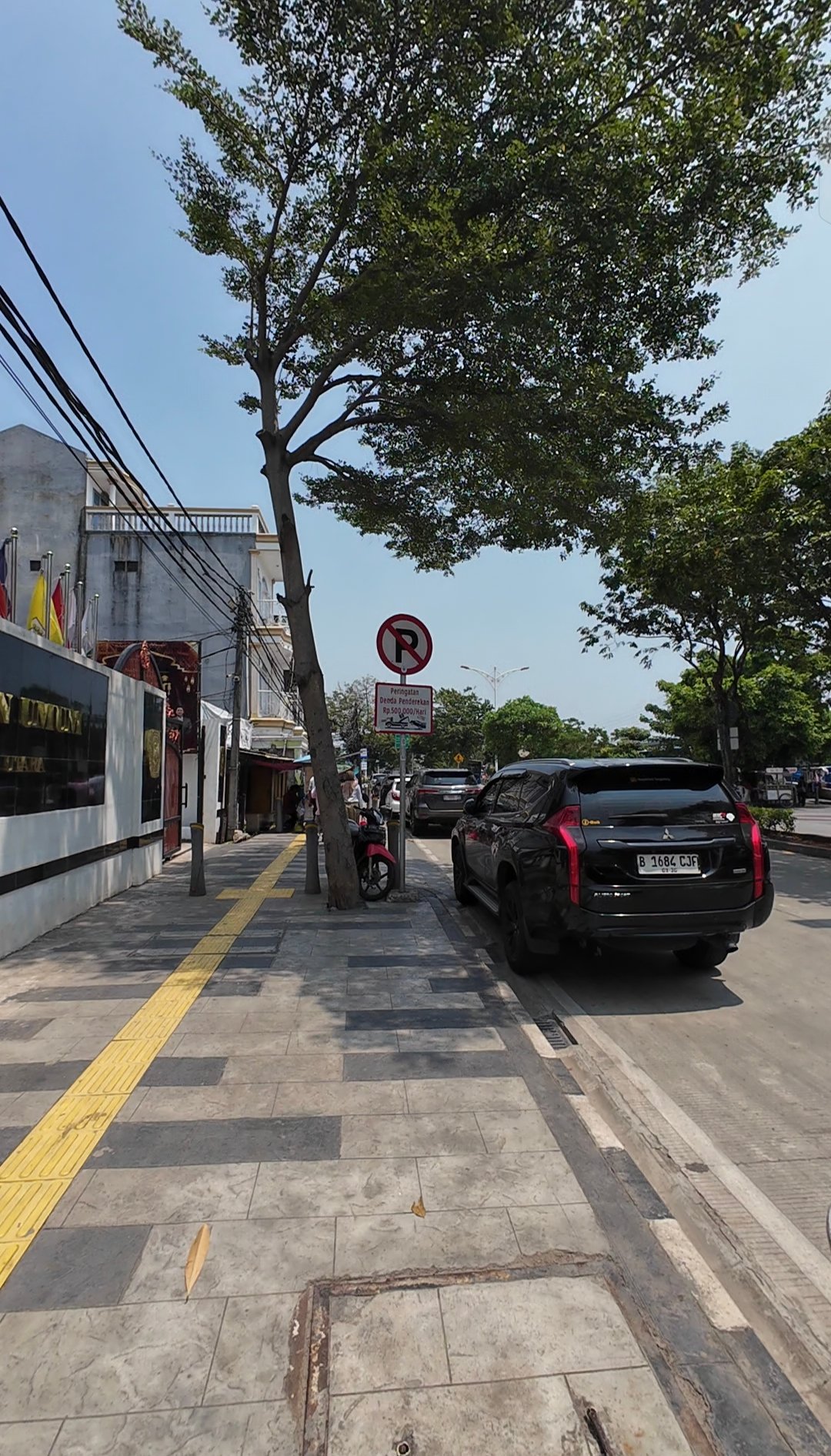 Trotoar Disulap Jadi “Kasir Jalanan”, Parkir Liar di Jalan Danau Sunter Barat Diduga Dibiarkan - Teropong Rakyat