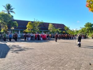 Semangat Hardiknas 2026, SDN 1 Bantur Gelar Upacara Bersama Sekolah Se-Kelompok Tengah - Teropong Rakyat