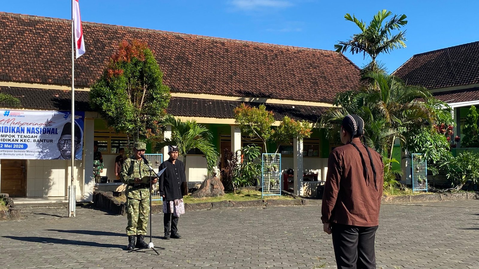 Semangat Hardiknas 2026, SDN 1 Bantur Gelar Upacara Bersama Sekolah Se-Kelompok Tengah