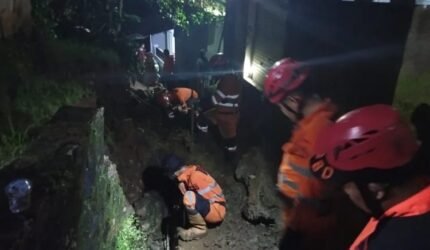Warga Bogor Tewas Tertimpa Tembok Penahan Tebing Longsor Saat Hujan Deras - Teropong Rakyat