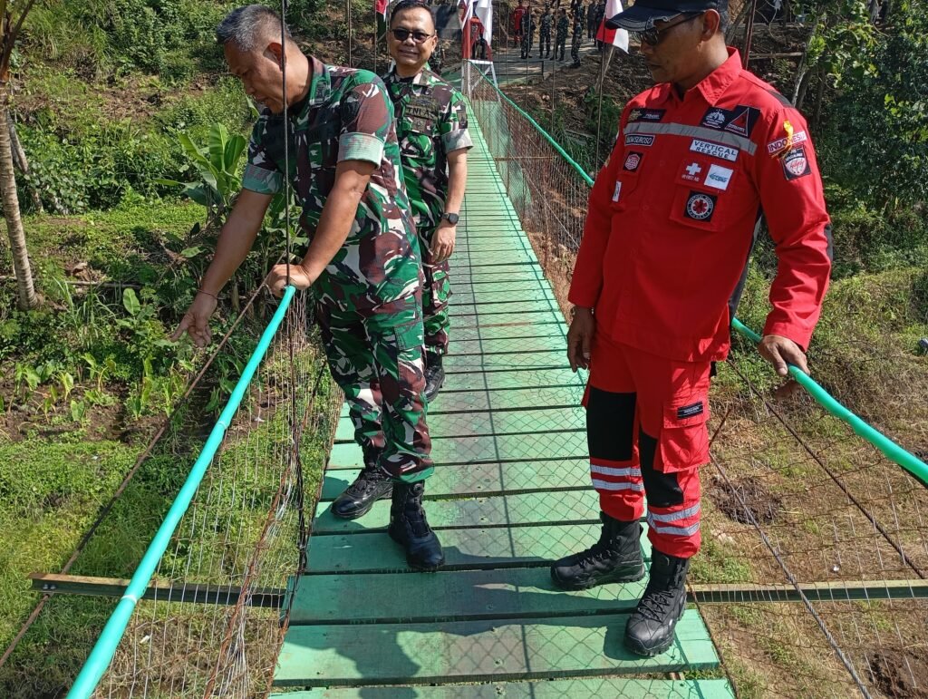 Portal Berita Indonesia dan Dunia Terkini Hari Ini, Update Harian Terbaru, Terlengkap, Tajam, Aktual dan Berimbang. Tim Itjenad Tinjau Jembatan Perintis Garuda, Warga Sampaikan Keluhan Struktur dan Keamanan - Teropong Rakyat