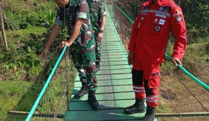Tim Itjenad Tinjau Jembatan Perintis Garuda, Warga Sampaikan Keluhan Struktur dan Keamanan - Teropong Rakyat