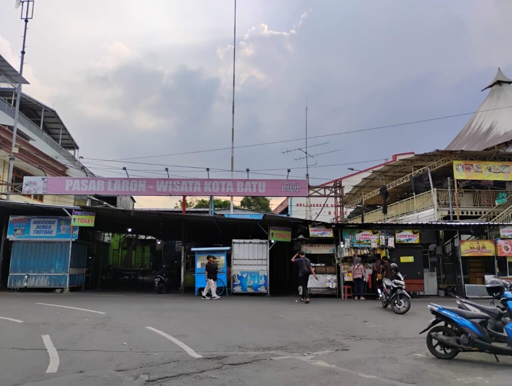 Portal Berita Indonesia dan Dunia Terkini Hari Ini, Update Harian Terbaru, Terlengkap, Tajam, Aktual dan Berimbang. Unit Tipikor Satreskrim Polres Batu Selidiki Dugaan Pungli di Pasar Laron Alun-Alun Kota Batu - Teropong Rakyat