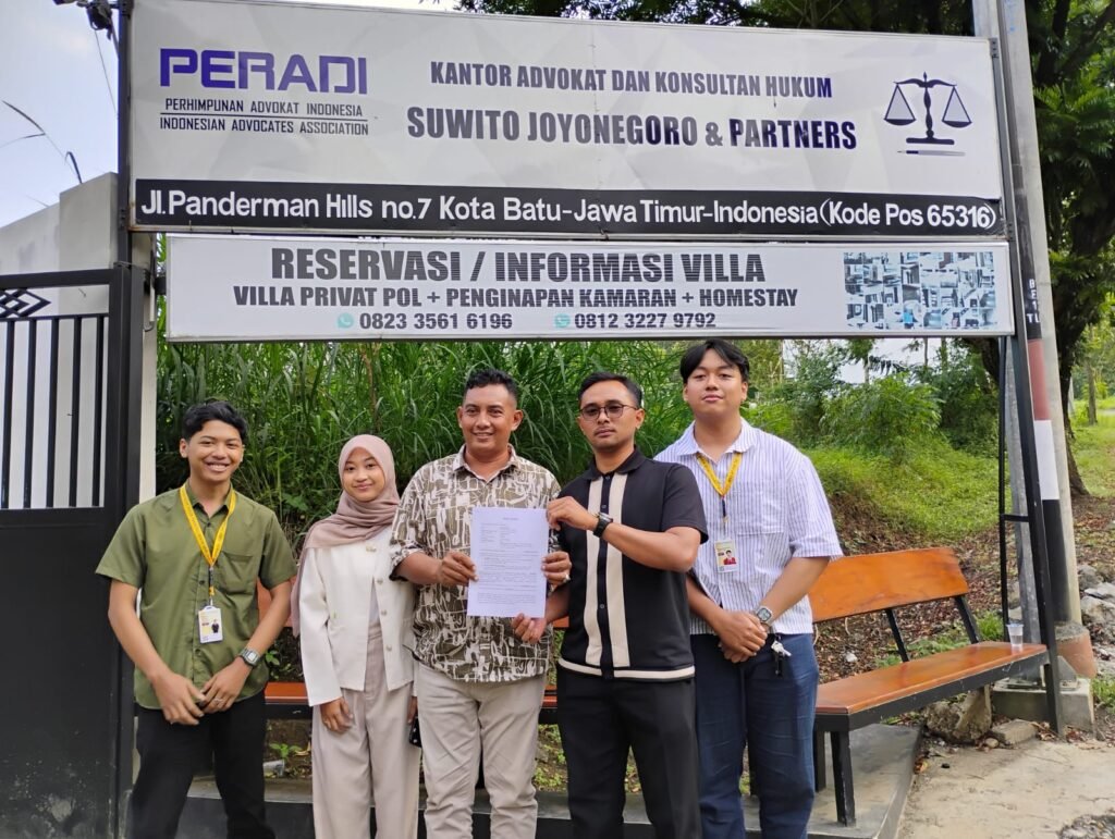 Portal Berita Indonesia dan Dunia Terkini Hari Ini, Update Harian Terbaru, Terlengkap, Tajam, Aktual dan Berimbang. Heboh! Sejumlah Pedagang Alun-Alun Kota Batu, Beberkan Bukti Transfer Dugaan Jual Beli Stan, Serahkan ke Polisi - Teropong Rakyat