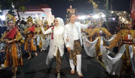 Lautan Manusia Padati Batutulis-Suryakencana, Kirab Mahkota Binokasih Jadi Magnet Warga Bogor - Teropong Rakyat