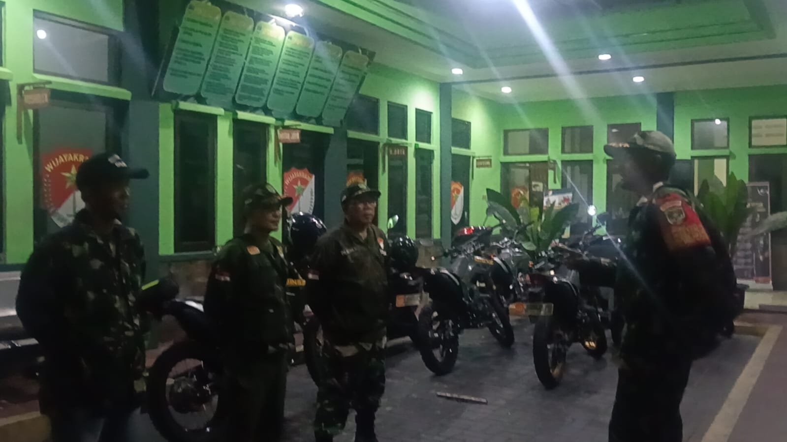 Portal Berita Indonesia dan Dunia Terkini Hari Ini, Update Harian Terbaru, Terlengkap, Tajam, Aktual dan Berimbang. Patroli Gabungan 3 Pilar Jakarta Barat Sisir Jalur Daan Mogot hingga Tomang, Situasi Aman dan Kondusif - Teropong Rakyat