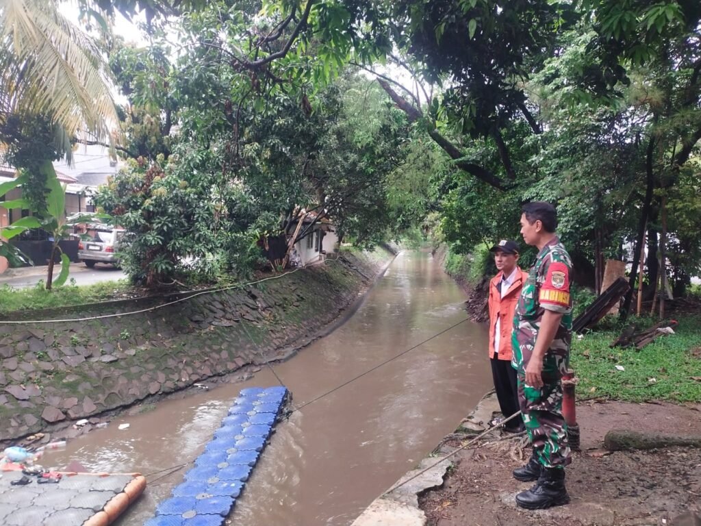 Portal Berita Indonesia dan Dunia Terkini Hari Ini, Update Harian Terbaru, Terlengkap, Tajam, Aktual dan Berimbang. Kodim 0503/JB Pastikan Wilayah Jakarta Barat Nihil Genangan, Personel Siaga Antisipasi Banjir - Teropong Rakyat