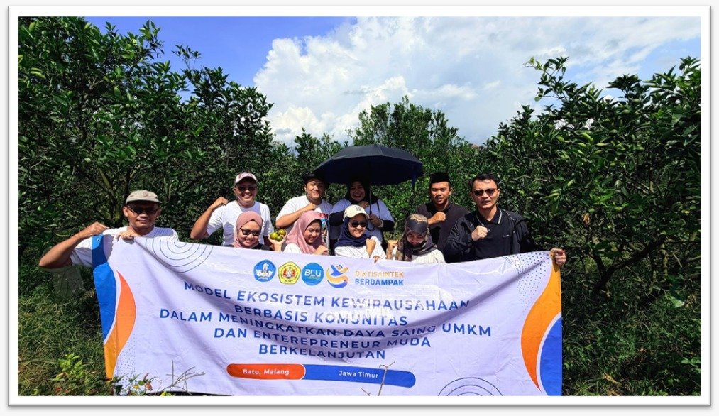 Dosen Manajemen FEB UPN “Veteran” Jawa Timur Dorong Produktivitas Panen Jeruk di Desa Gadingkulon