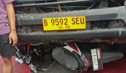 Wanita Pengendara Motor Tewas Terlindas Truk di Lampu Merah Jalan Letjen Suprapto Senen Jakarta pusat. - Teropong Rakyat