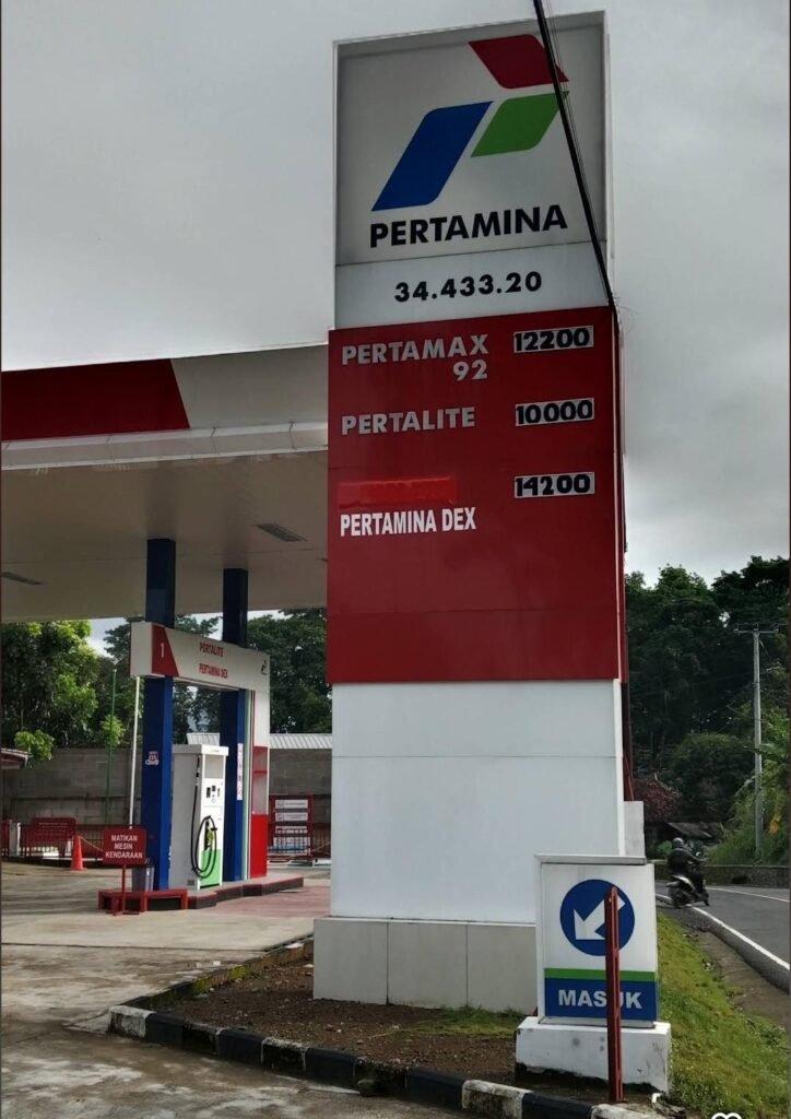 Portal Berita Indonesia dan Dunia Terkini Hari Ini, Update Harian Terbaru, Terlengkap, Tajam, Aktual dan Berimbang. Dugaan Penyalahgunaan BBM Subsidi di SPBU Loji Sukabumi, Aktivitas Pengisian Puluhan Jeriken Disorot - Teropong Rakyat