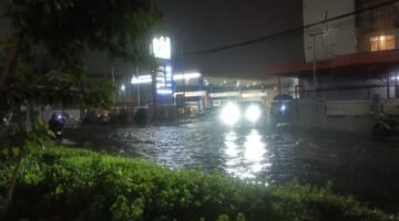 Hujan Deras Picu Arus Air Deras di Jalan Sholeh Iskandar Hingga Lampu Merah Yasmin